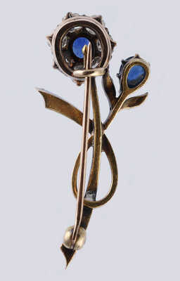 Брошь из золота (по клейму 56), общим весом 7,88 грамма, содержит природные вставки